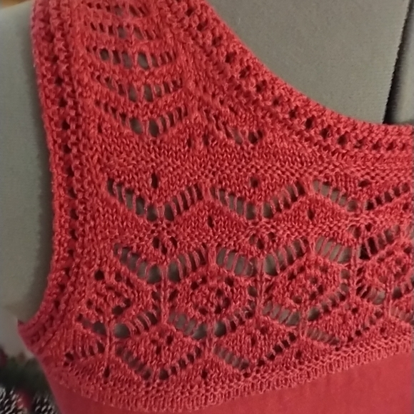 *sold* Ann Taylor LOFT red crochet detail tank top, XS - Picture 2 of 6